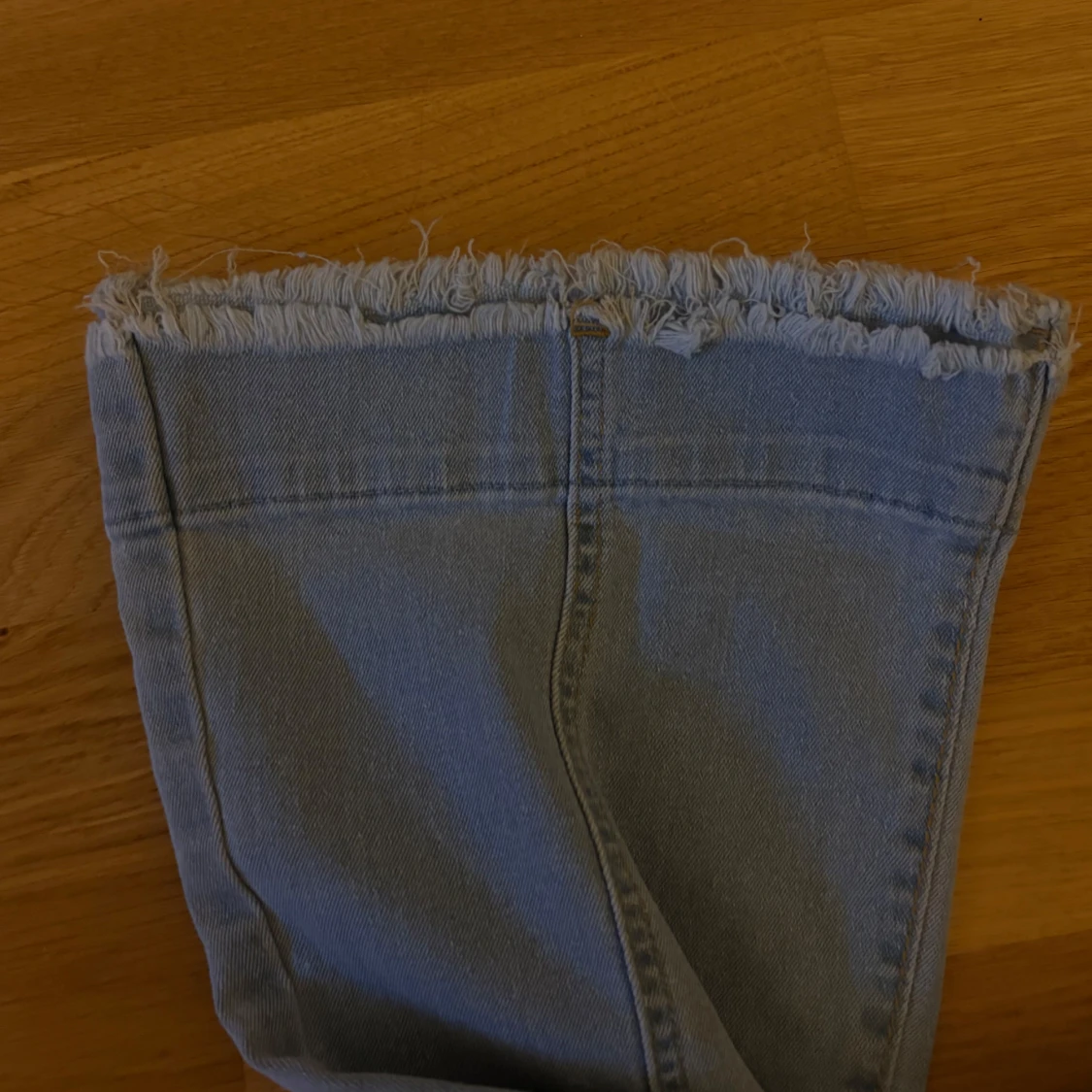 Ljusblå bootcut jeans med råa kanter - 3