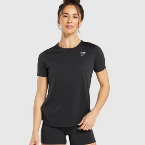 Svart kortärmad t-shirt från Gymshark - Svart t-shirt från Gymshark med diskret logga på bröstet. Modellen är klassisk med rund halsringning och korta ärmar. Materialet är mjukt och stretchigt, perfekt för träning eller chill. Snygg passform som sitter skönt på kroppen.