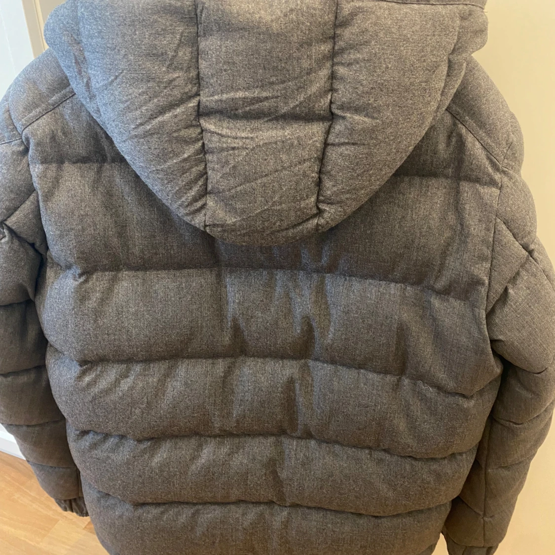 Grå Moncler pufferjacka med huva - 2