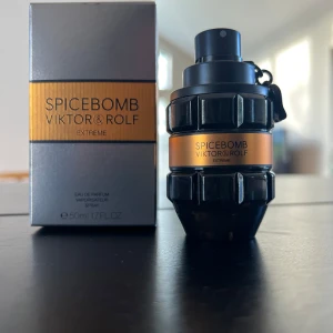 Spicebomb Extreme 50ml från Viktor & Rolf - Hej säljer min Spicebomb! Den är köpt på kicks för 900 kr och är knappast andvänd. Det är en 50 ml flaska men har ungefär 40 ml kvar i sig. Hör av dig vid frågor!  