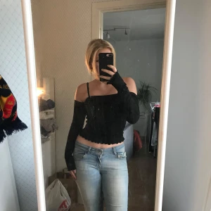 Svart offshoulder croppad topp - Svart långärmad offshoulder topp från Gina 💗