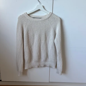 Beige stickad tröja  - Beige stickad tröja, det är en M men passar till en Xs/S person