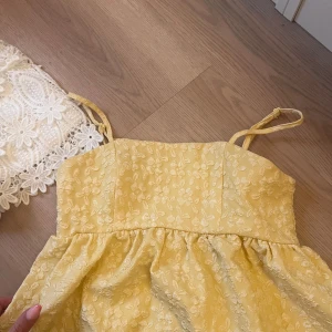 Gul topp - Söt gul sommar topp. Helt slutsåld från shein. I nyskick stl xs