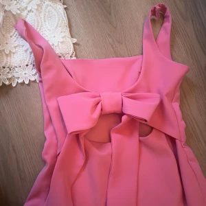 Zara topp rosa med rosett - Populär zara topp endast använd 1 gång. Storlek xs. Även insydda axelband då dem är väldigt långa. Passar perfekt.