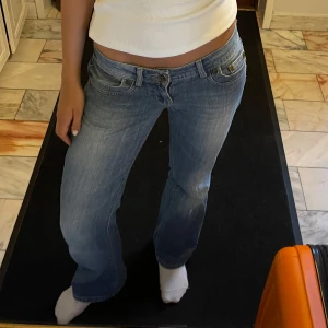 Blå bootcut jeans - Säljer ett par klassiska blå bootcut jeans med låg midja. Jeansen har en lätt tvättad look och femficksmodell i storleken W27 L32. Säljer då dem är lite för stora för mig ☺️