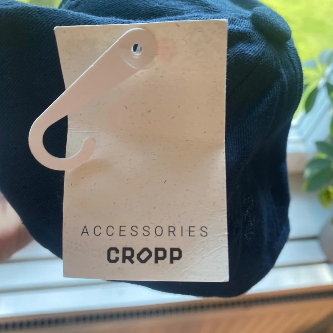 Mörkblå keps med broderad text från Cropp - 2