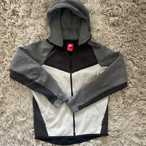 Nike tech flecce - Den första modellen av Nike tech flecce i storlek XS. Eftertraktad modell, bud accepteras 😊