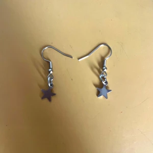 Stjärn örhängen  - Säljer ett par stjärn örhängen. Örhängena är lätta och enkla att bära hela dagen. Gjord av mig💞30+22kr frakt =52kr. Tar bara Swish . TikTok: @jewelrybysara13