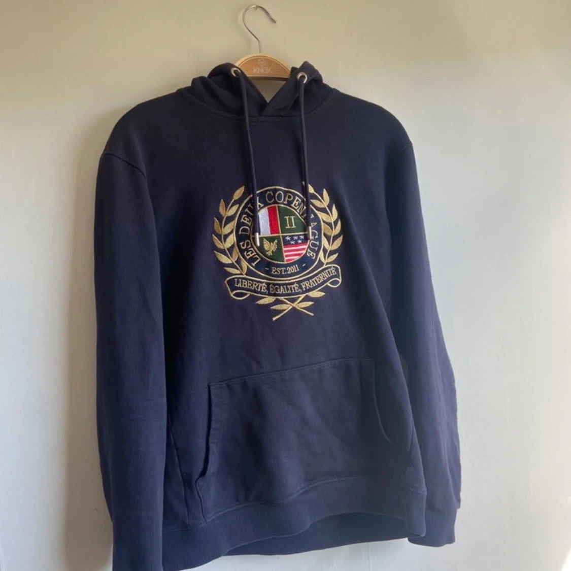 Mörkblå hoodie Les Deux med brodyr