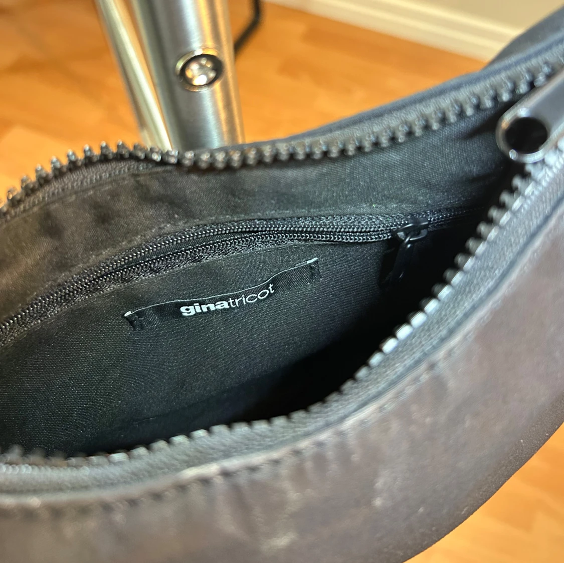 Svart axelväska i syntetmaterial - 4