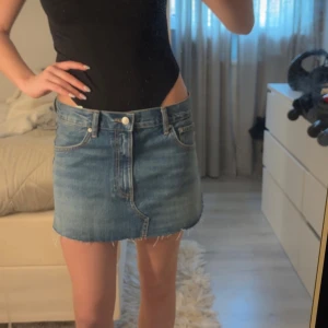 Jeans kjol -  Populär lågmidjade jeans kjol❣️🥹aldrig använd. 