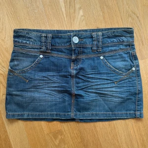 Kjol - Jeanskjol🥹midja 39-40, har inga bilder på tyvärr