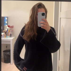 Svart stickad tröja med vita detaljer - Jätte fin tröja med sömmar på sidorna