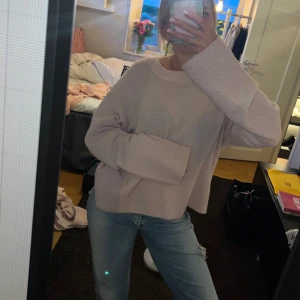 Ljusrosa stickad tröja från New Look - Mysig ljusrosa stickad tröja från New Look med oversized passform och långa ärmar. Tröjan har bred ribbad kant vid halsen och är perfekt för lager-på-lager-stil. Enkel och stilren design som passar till mycket.