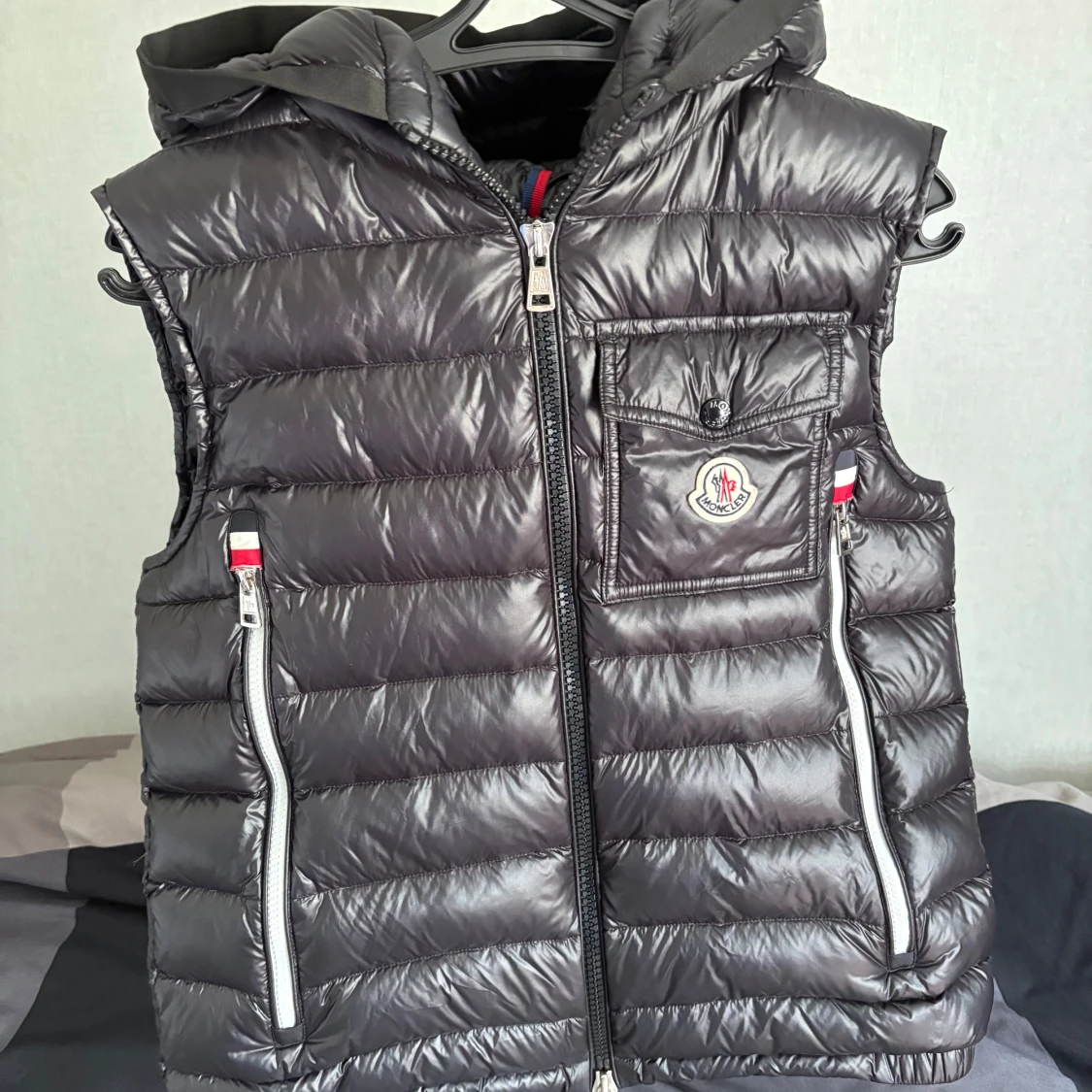 Svart dunväst från Moncler med huva