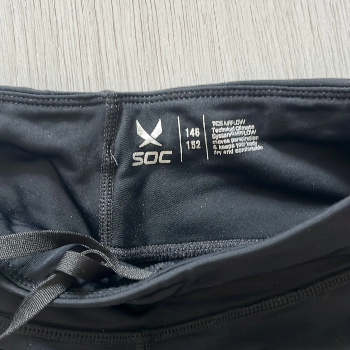 Två par svarta träningstights från SOC med mönster - 1