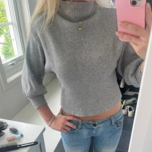 Grå tre-kvartsärmad polotröja - Grå ribbad polotröja med tre- kvartarmar 💕den har en svag färgning vid halsen men verkligen inget man ser på 