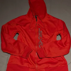 Lecacci hoodie - Rhinestone design, skön och snygg
