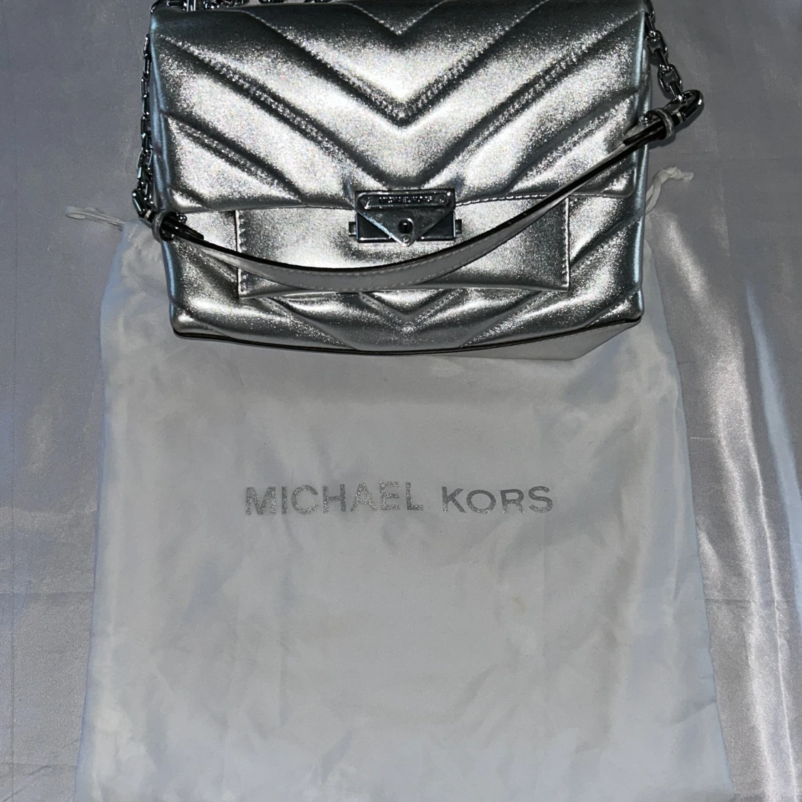 Silver axelväska från Michael Kors. Äkta