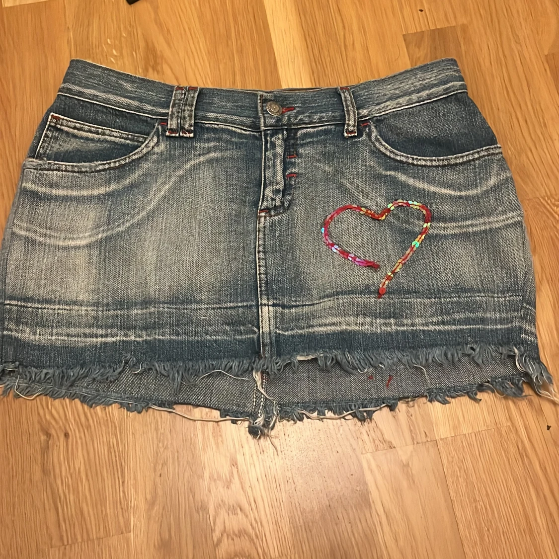 Jeanskjol med paljett-hjärta