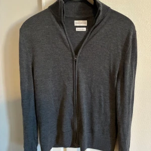 These glory days fullzip - Hej säljer nu en riktigt snygg fullzip från these glory days som är 100% merinoull modellen är 180 har ni frågor är det bara att höra av sig 