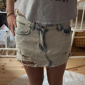 Sliten jeanskjol - Midjemått rakt över: ca 36cm💘