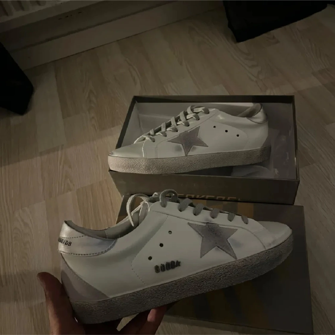 Vita sneakers med grå stjärndetalj - 1