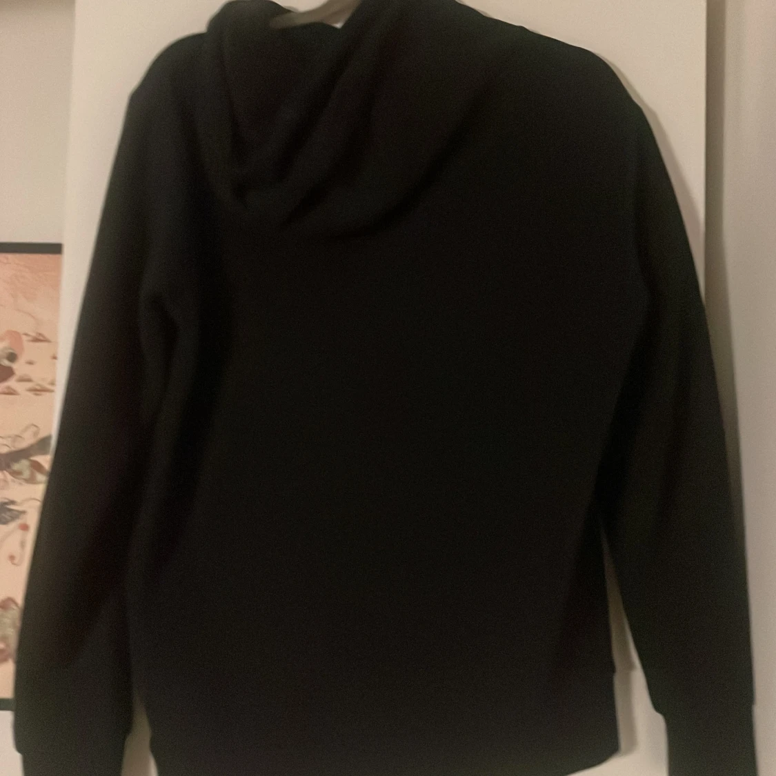 Svart hoodie från Hoodrich med tryck - 1