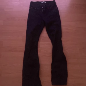 Svarta bootcut jeans från Perfect Jeans - Säljer ett par svarta bootcut jeans från Perfect Jeans i storlek 34. Klassisk femficksmodell med knapp och dragkedja framtill. Snygg passform och perfekt för dig som gillar lite utsvängda ben.