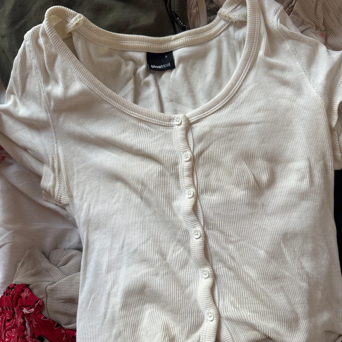 Vit ribbad topp med knappar f