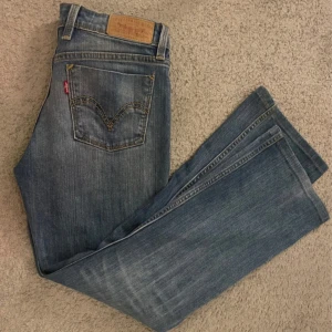 Levis bootcut jeans  - Sjukt snygga och efterfrågade Levi’s jeans bootcut i storlek 26x32, mörkblåa. Klassisk modell med perfekt passform som aldrig går ur stil.  Midjemått: ca 40cm Innerbenslängd: ca 72cm   ⭐️ Skickar inom 24 timmar 🤍 Öppen för prisförslag vid snabb affär 💌 Hör av dig vid frågor!