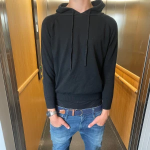 Merino ull hoodie - Säljer en svart merino ull hoodie storlek s men passar mer xs. Säljer för att den är för liten. Hör av dig vid frågor och funderingar. Pris går att diskutera vid snabb affär