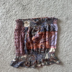 Mönstrad bandeau topp - Färgglad bandeau tubtopp med bohemiskt paisleymönster. Smockad överdel och volangkant nedtill ger en cool och avslappnad vibe. Perfekt för varma dagar och festivaler. Använd en enstaka gång ❣️