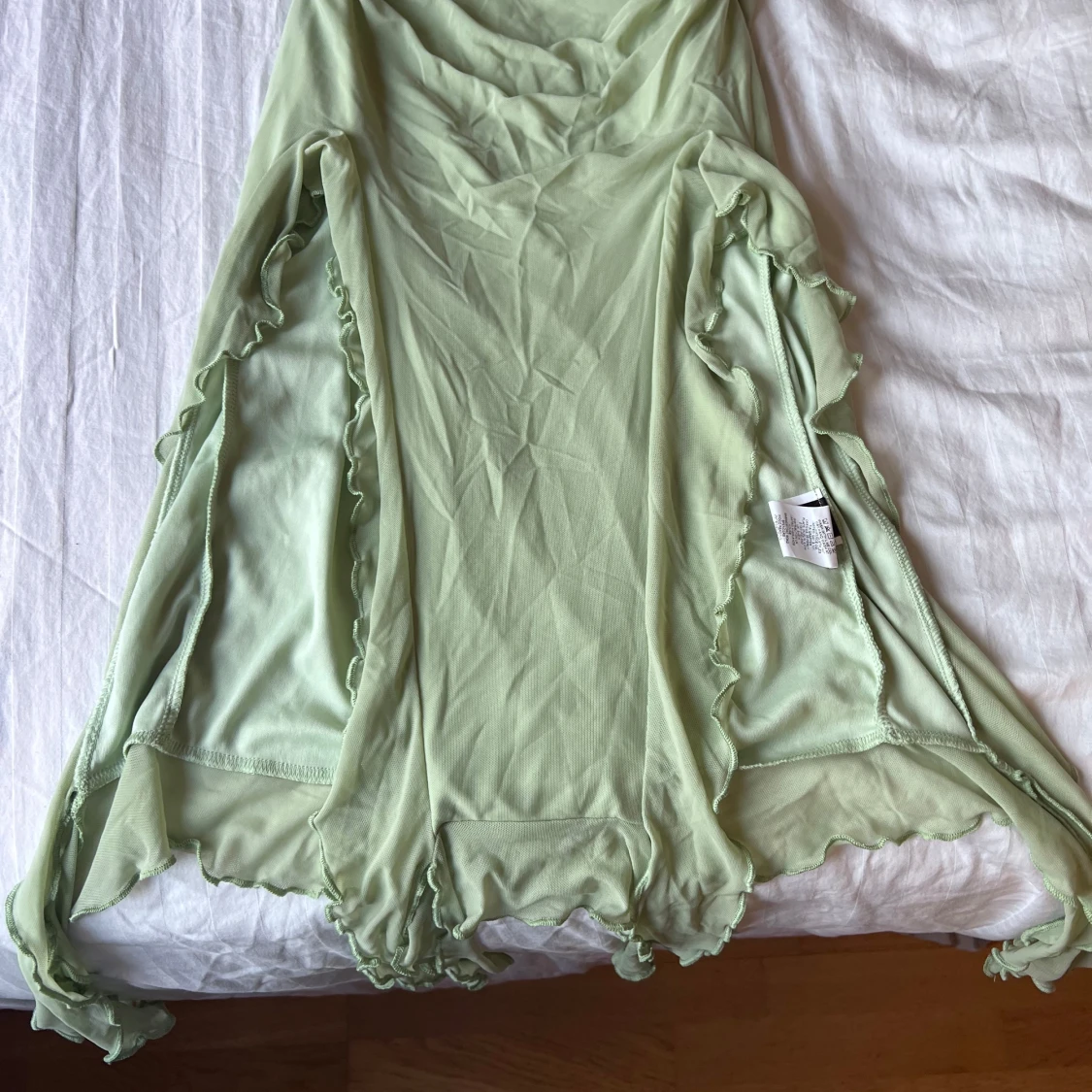 Ljusgrön långklänning med volang - 1