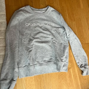 Calvin Klein tröja  - En använd lång ärmar tröja från Calvin Klein. Strl S!