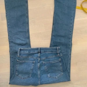Lågmidjade bootcut jeans från Zara 🩵 - Snygga ljusblå jeans från Zara. Lågmidjade och bootcut i modellen 💫Storlek: 34  Nästan helt oanvända - Skriv vid frågor ❤️