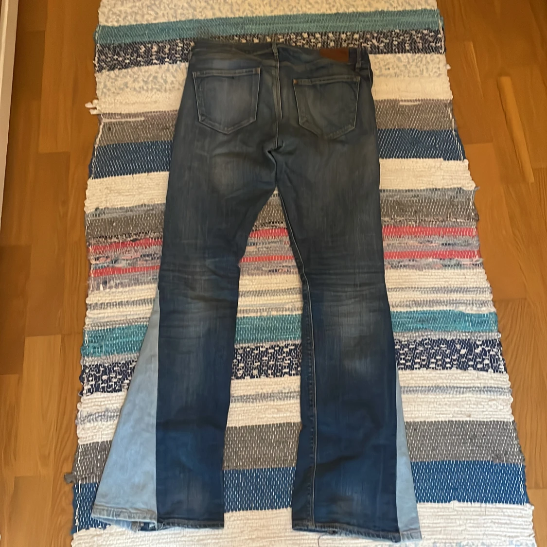 Blå bootcut jeans med ljusa paneler - 1