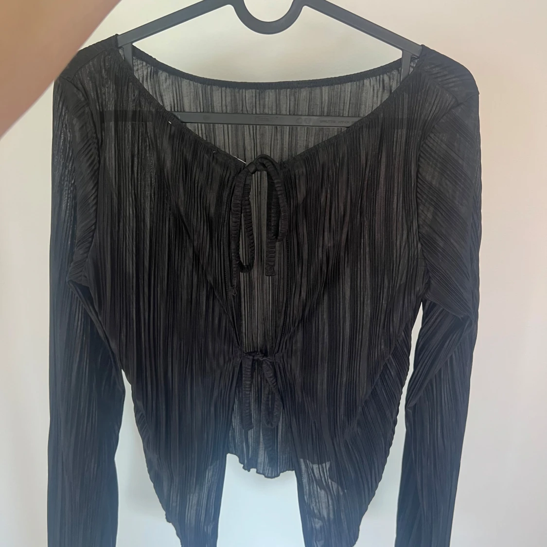 Svart plisserad topp med knyt - 1