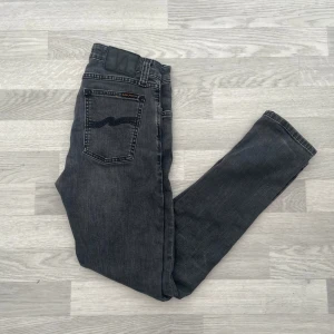 Nudie jeans - - Nudie jeans - Mycket bra skick - Storlek 29/30 - Nypris=1500kr - Mitt pris=399kr!!
