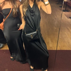 Lång klänning - Super fin klänning från Zara!! Öppen rygg, perfekt till bal/fest💖💖 använd 1 gång