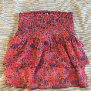 Kjol - Kjol ifrån bikbok, använd max 4-5 korta stunder så mycket bra skick. kan även användas som topp