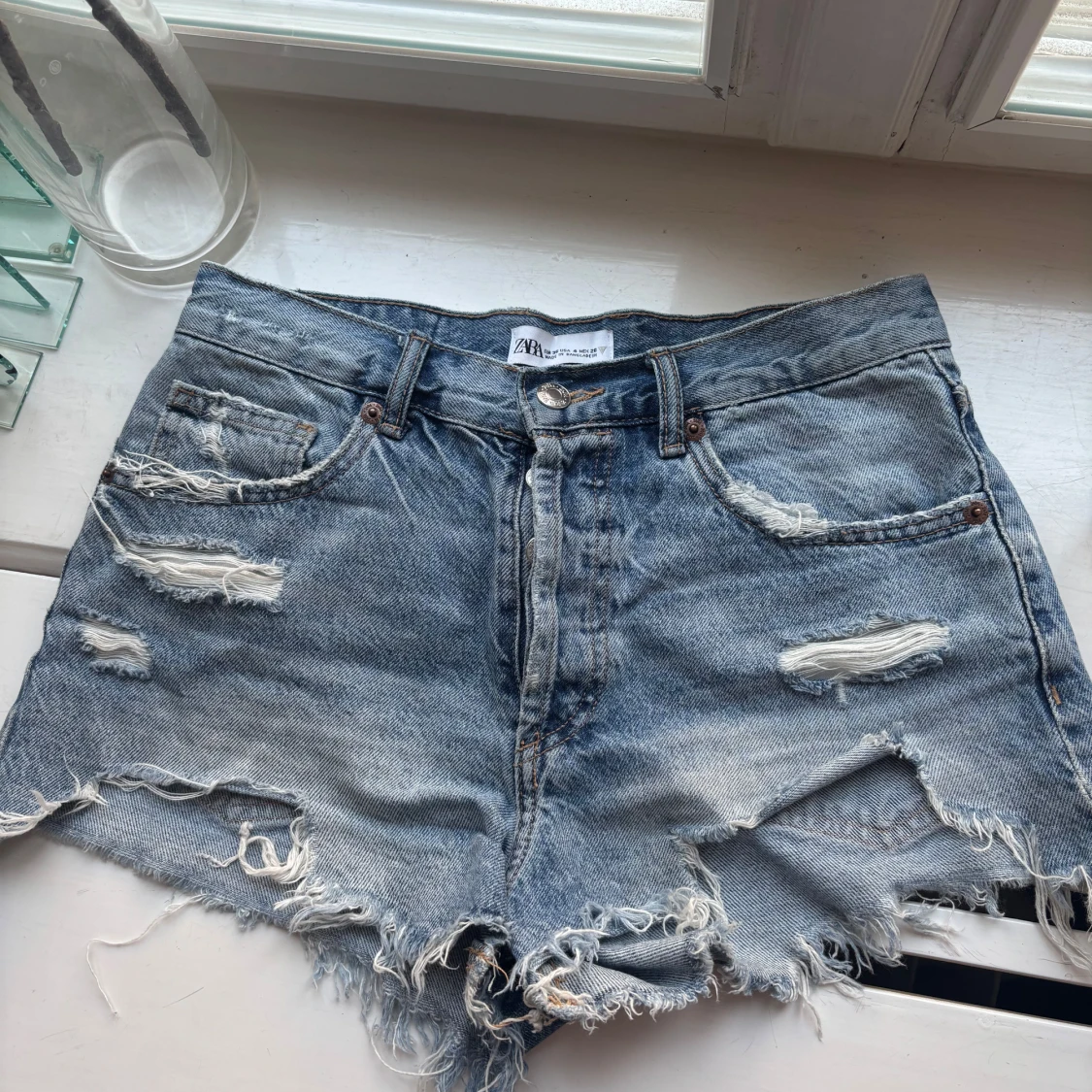 Blå jeansshorts med fransar från Zara