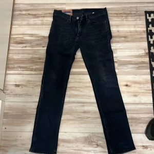 Mörkblå jeans från Acne Studios Blå Konst - Säljer ett par mörkblå jeans från Acne Studios Blå Konst. Klassisk femficksmodell med raka ben och normal passform. Jeansen har snygga kontrastsömmar och är tillverkade i ett robust denimtyg. Perfekta för dig som gillar stilrena och tidlösa jeans.