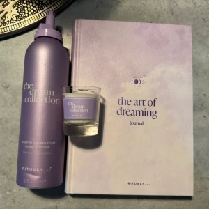 Rituals Dream set - En vackert designad journal med drömlika illustrationer och inspirerande sidor. Perfekt för dig som vill utforska drömmar, reflektera och hitta lugn i vardagen. Passar unga vuxna som gillar kreativitet, yoga och mindfulness. Finns några små diffusa fläckar på bokens sida (se bild) shower foam 250ml, oanvänd men tyvärr lite bucklor i ytan och saknar locket. Doftljus 25gr nytt utan anmärkningar. Säljs pga dessa små skavanker mycket billigt! Dream journal/doftljus säljs ej i butik.
