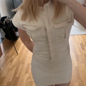klänning - krämvit/ljusbeige jeansklänning från Zara i bra skick. Finns dock några fläckar på den (sista bilderna) men inget som syns speciellt mycket