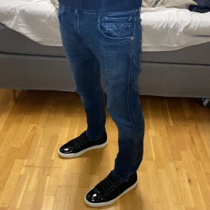 Replay anbass jeans - Tjena säljer dessa feta mörkblåa replay anbass jeans i storlek 30/30 i modellen slim fit. Skicket är 9/10 och de har inga defekter eller skador. Jag på bilden är 176 och väger 62kg och de sitter perfekt på mig. Tveka inte att höra av dig om du har några frågor!