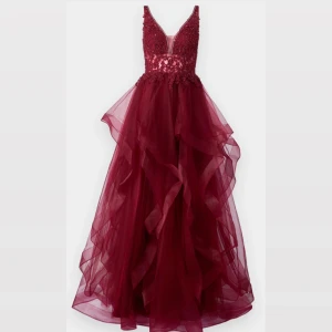 vinröd balklänning  - i storlek 36. Från märket mascara, använd endast 1 gång. Säljer för 2000kr orginalpriset är ca 4000kr