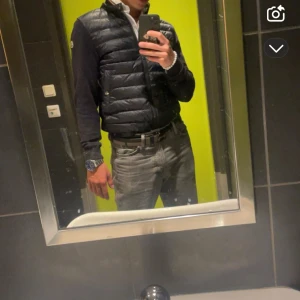 Cardigan  från Moncler - Snygg mörkblå cardigan frånMoncler. 