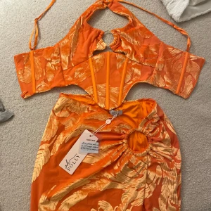 Oh Polly sett  - Superfint orange sett från Oh Polly🧡storlek uk 6 , skulle säga att underdelen är lite större och överdelen lite mindre✨
