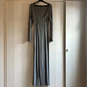 Grå långklänning  - Super fin och skön skims klänning. Använt sparsamt 